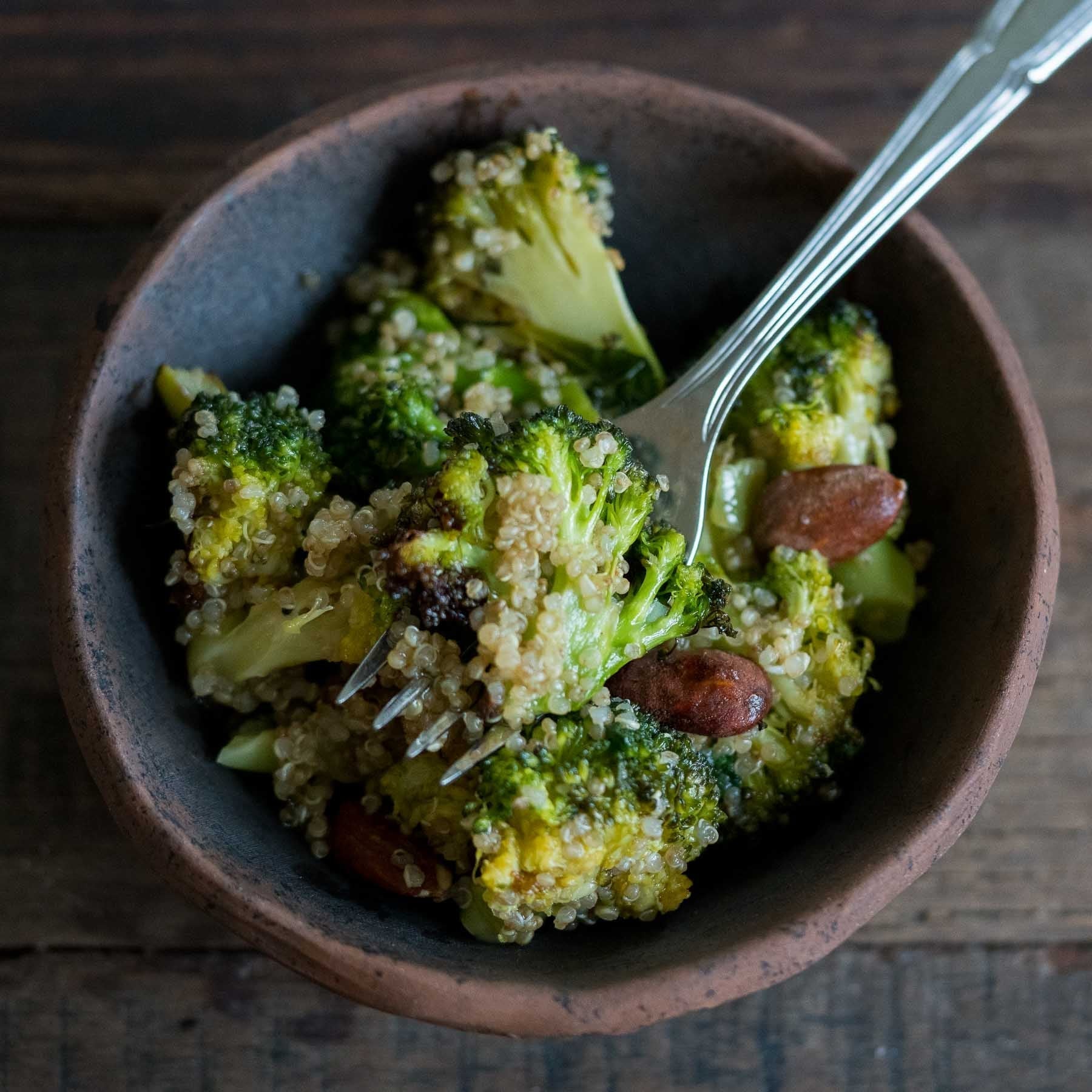 Quinoasalat med bagt broccoli