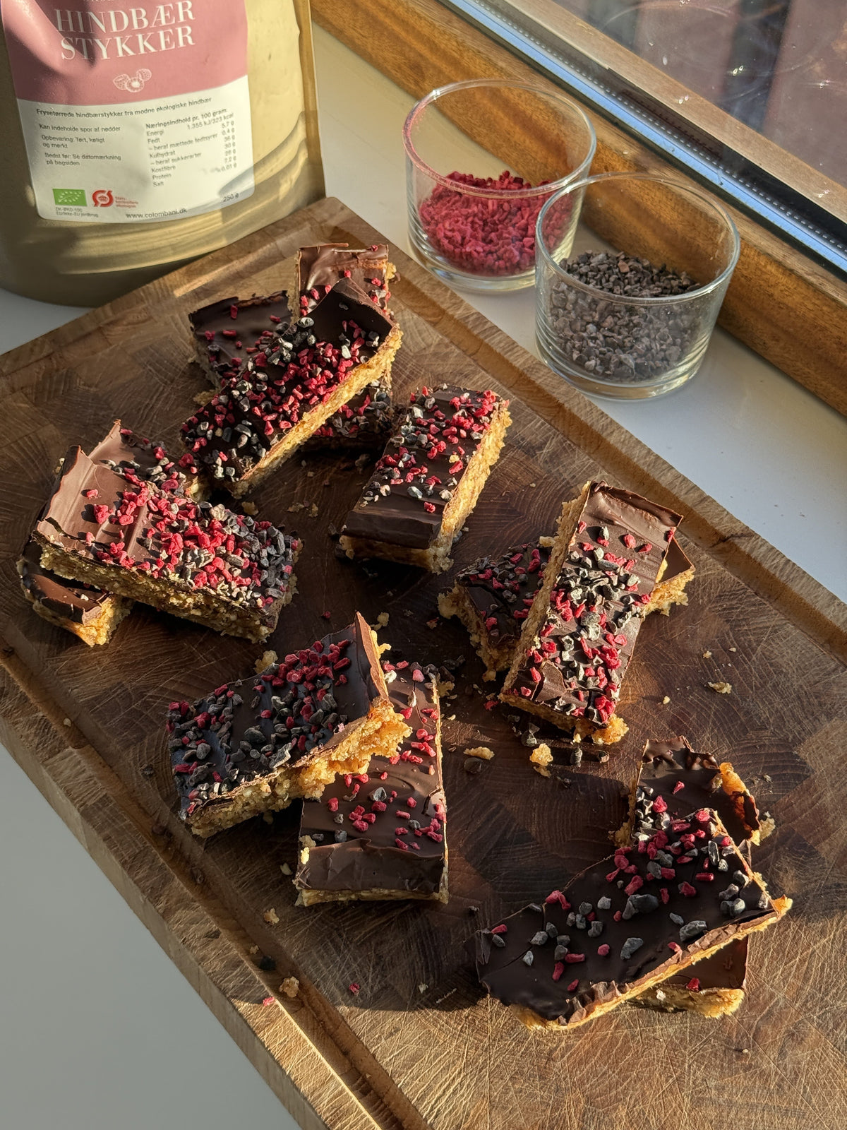 Dadelbarer med peanutbutter, chokolade & frysetørrede bær