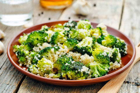 Quinoasalat med bagt broccoli