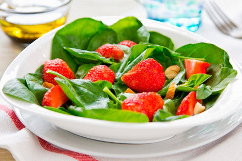 Spinatsalat med jordbær og mandler